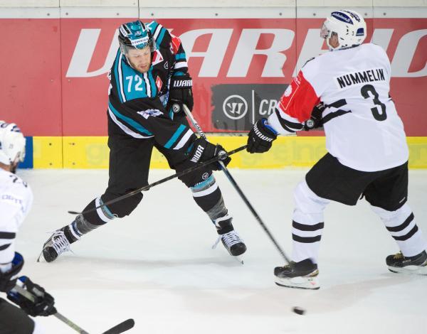Kevin Moderer (EHC Liwest Black Wings Linz, #72) und Petteri Nummelin of TPS Turku #3 EHC Liwest Black Wings Linz vs TPS Turku 