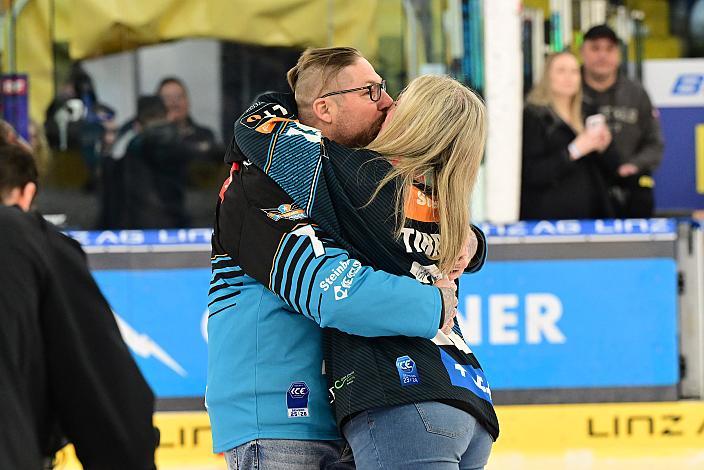 Heiratsantrag Rene und Sabine Mauthofer, am Eis 48. Runde ICE, Steinbach Black Wings Linz vs Vienna Capitals, Linz AG Eisarena