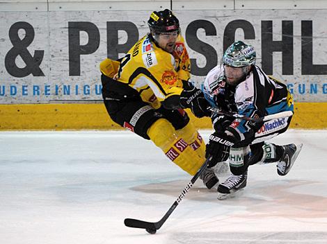 Justin Keller Linz und Jonathan Ferland, Vienna, EHC Liwest Black Wings Linz vs. UPC Vienna Capitals, 3. Viertelfinale