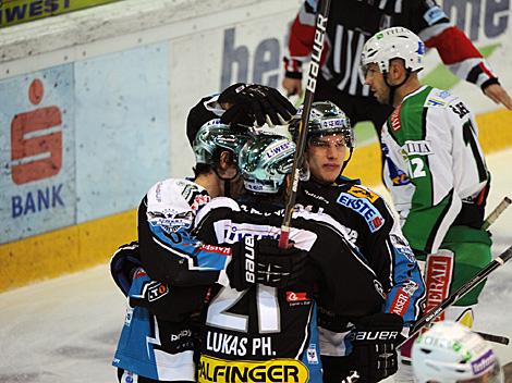 Philipp Lukas, linz und Brian Lebler feiert das 2te Tor, EHC Liwest Black Wings Linz vs. HDD Tilia Olimpija Ljubljana 