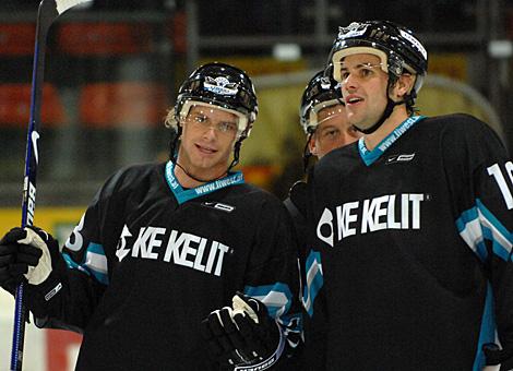 #63 Markus Schlacher, Stuermer, EHC Liwest Black Wings Linz und dein Teamkollege #10 Jakob Lainer.