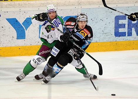 Michael Mayr Liwest Black Wings Linz gehakt von 21 Tomi Mustonen HDD TILIA Olimpija Ljubljana