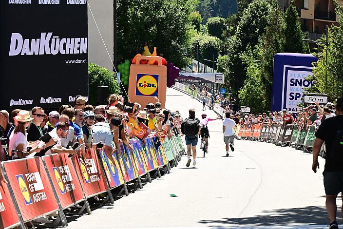 Nelson Powless (USA, EF Education - EasyPost) Etappensieger feiert in St. Johann