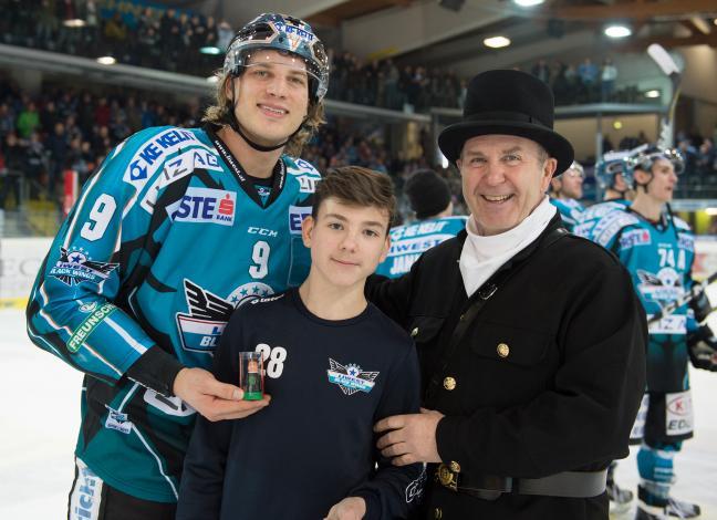 Brian Lebler (EHC Liwest Black Wings Linz) und der Rauchfangkehrer EHC Liwest Black Wings Linz vs HC Orli Znojmo