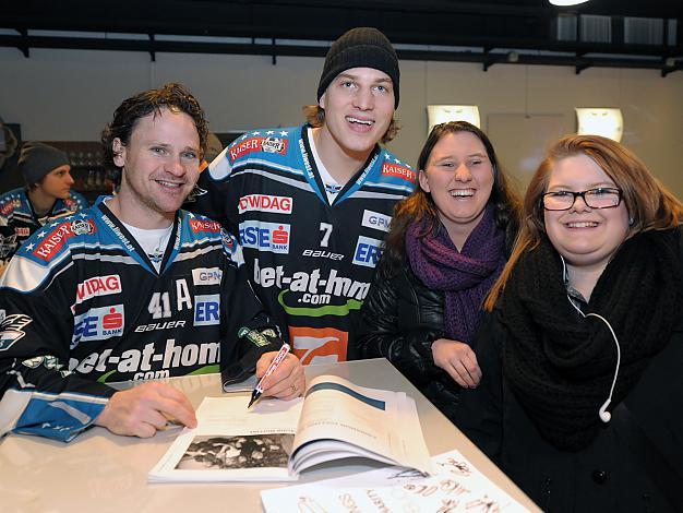 Curtis Murphy und Brian Lebler signieren ein Kochbuch von Fans, Liwest Black Wings Linz