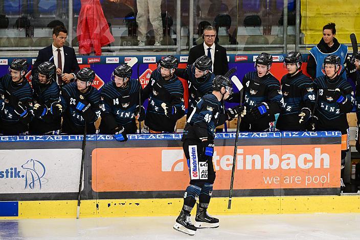 Die Steinbach Black Wings Linz feiern das Tor zum 3 zu 1 durch Graham Knott (Steinbach Black Wings Linz), Steinbach Black Wings Linz - HKM Zvolen (SVK), Linz AG Eisarena