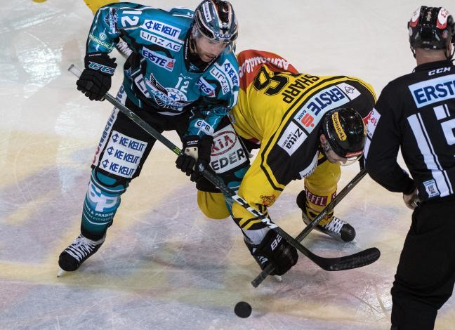  Ryan Michael Potulny (EHC Liwest Black Wings Linz) und MacGregor Sharp (UPC Vienna Capitals) EHC Liwest Black Wings Linz vs UPC Vienna Capitals
