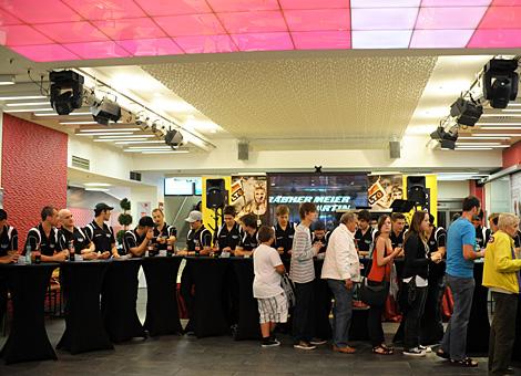 Die Linzer Liwest Black Wings schreiben Autogramme bei der Saisoneroeffnung fuer die Fans im Passage City Center.
