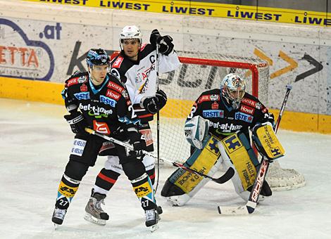 #27 Gerd Gruber, Liwest Black Wings Linz blockt die #22 Marcel Rodman, HK Acroni Jesenice vor dem Tor von Alex Westlund, Liwest Black Wings Linz.
