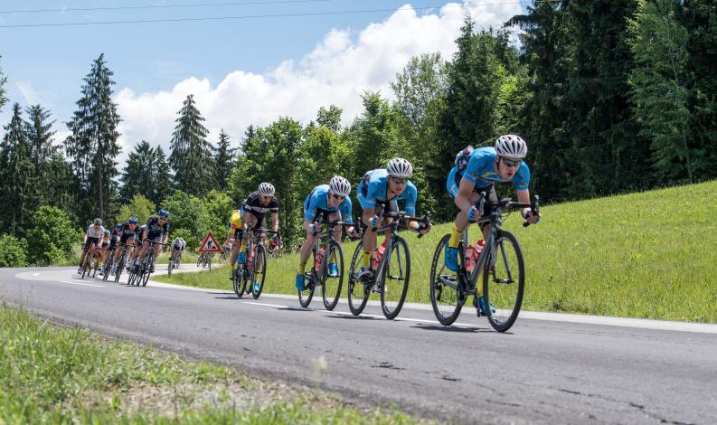 Das Team Felbermayr an der Spitze des Feldes in der Abfahrt nach Haslach