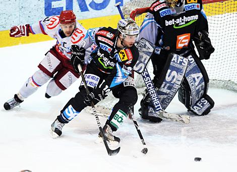 Reid Cashman Liwest Black Wings Linz vs. Tomi Hafner HK Acroni Jesenice