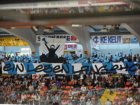 Die Fans der Linzer, EHC Liwest Black Wings Linz vs. EC Red Bull Salzburg