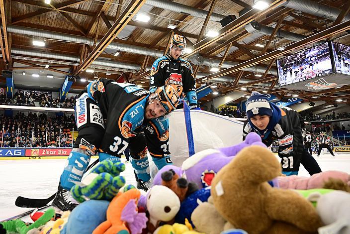 Andreas Kristler (Steinbach Black Wings Linz) sammelt Stofftiere, Teddy Bear Toos, Weihnachtsdress,  Win2Day ICE Hockey League,  Steinbach Black Wings Linz vs  HCB Südtirol Alperia,  Linz AG Eisarena 