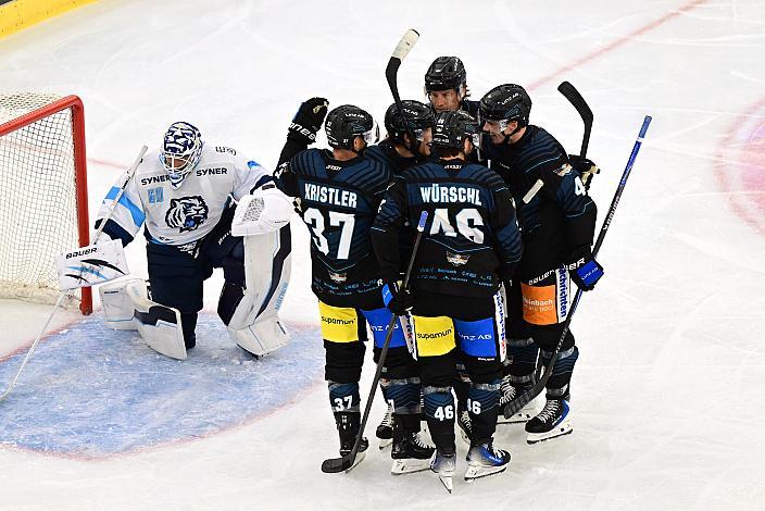  Die Steinbach Black Wings Linz feiern das Tor zum 1 zu 2  durch Emilio Romig (Steinbach Black Wings Linz), Steinbach Black Wings Linz vs Bili Tygri Liberec (CZE) , Linz AG Eisarena 