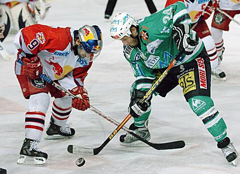 #24 Tomaz Vnuk, Stuermer, Olimpija Ljubljana beim Bully mit der #9 Thomas Koch, Stuermer, Red Bulls Salzburg.