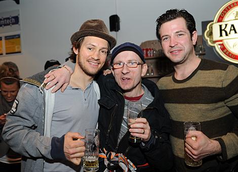 Philipp Lukas und Co-Trainer Marc Szuecs mit einem Fan.