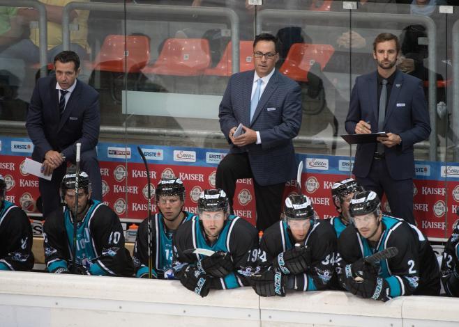 Head-Coach Troy Ward (EHC Liwest Black Wings Linz)  EHC Liwest Black Wings Linz  vs Straubing Tigers