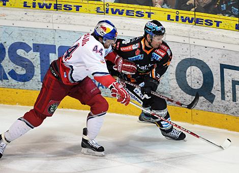 Gregor Baumgartner Liwest Black Wings Linz und Douglas Lynch EC Red Bull Salzburg