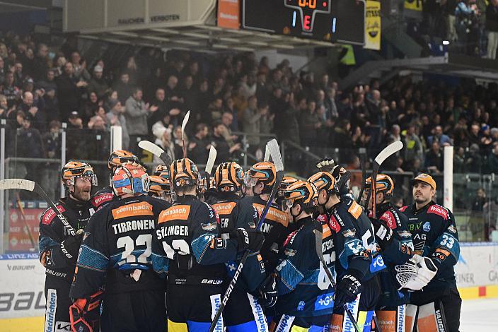 Die Steinbach Black Wings Linz feiern den Sieg über Salzburg. Steinbach Black Wings Linz vs EC Red Bull Salzburg, Linz AG Eisarena