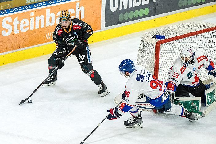 Daine Todd (Steinbach Black Wings Linz), Jan Lattner (HC Tiwag Innsbruck - Die Haie), Tormann Thomas McCollum (HC Tiwag Innsbruck - Die Haie)  Steinbach Black Wings Linz vs HC TIWAG Innsbruck - Die Haie. Runde 35, ICE Hockey League, Steinbach Black Wings Linz, Linz AG Eisarena 