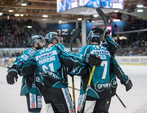 Linz feiert ein Tor  EHC Liwest Black Wings Linz vs EC KAC, Pick Round