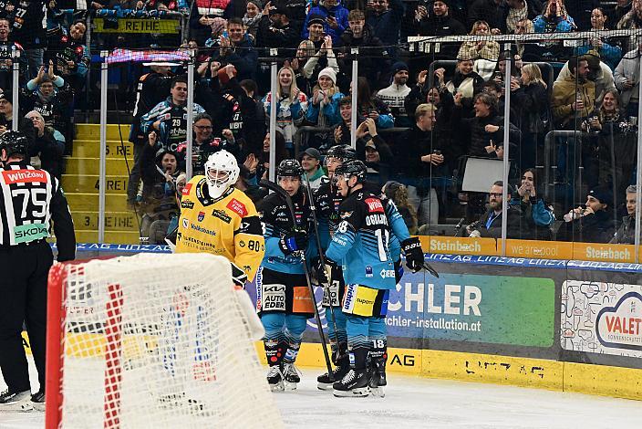 Die Steinbach Black Wings Linz feiern das Tor zum 1 zu 0 durch Brian Lebler (Steinbach Black Wings Linz), 19. Runde ICE, Steinbach Black Wings Linz vs HC Pustertal Wölfe, Linz AG Eisarena 