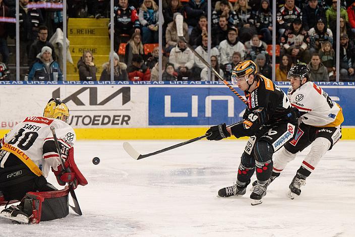Graham Knott (Steinbach Black Wings Linz), trifft zum 5 zu 0 gegen Tormann Alex Caffi (Bemer Pioneers Vorarlberg) Steinbach Black Wings Linz vs Bemer Pioneers Vorarlberg, 40. Runde ICE Hockey League, Steinbach Black Wings Linz, Linz AG Eisarena 