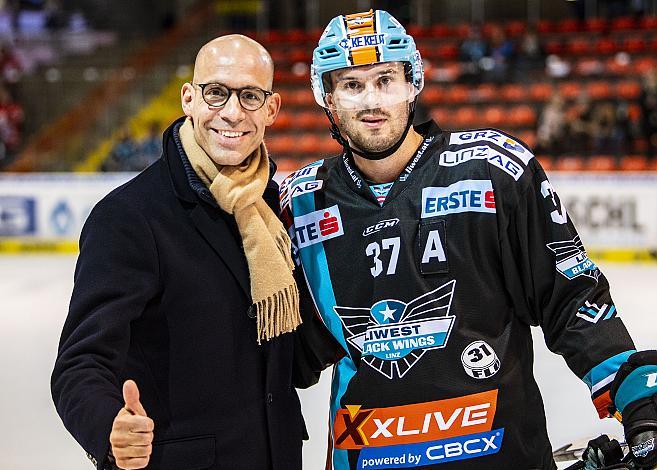 Im Bild: Spieler des Abends Andreas Kristler (EHC Liwest Black Wings Linz) Eishockey,  EHC Liwest Black Wings Linz vs HC Orli Znojmo