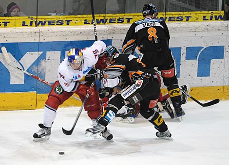 Mark Szuecs Liwest Black Wings Linz im Duell mit Brent Aubin EC Red Bull Salzburg