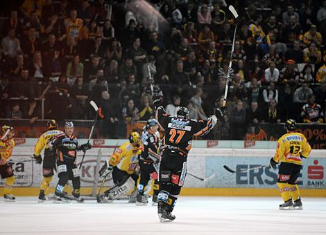 Die Linzer Liwest Black Wings Linz jubeln ueber die 2 zu 0 Fuehrung gegen die EV Vienna Capitals