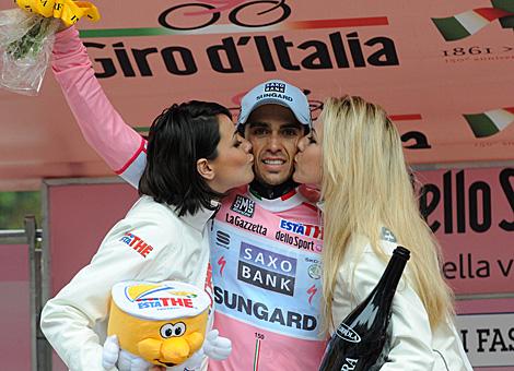 Im Rosa Trikot  Alberto Contador, Team Saxo Bank Sunguard, Ehrung Bergankunft Gardeccia, im Fassa Tal.