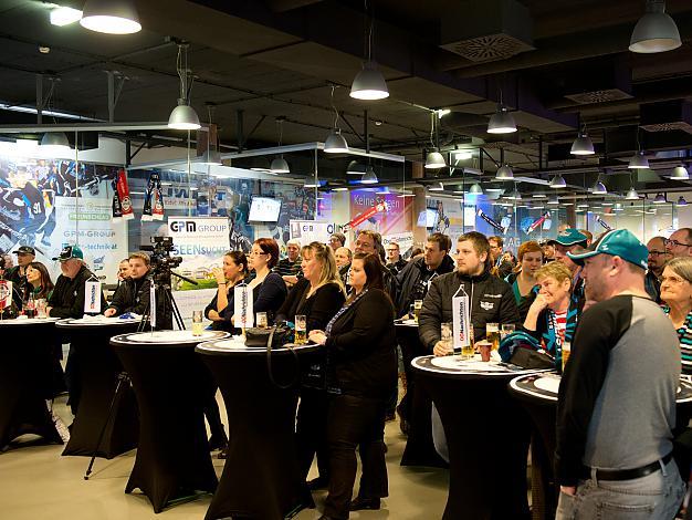 Die Fans im VIP raum der Linzer, Liwest Black Wings Linz
