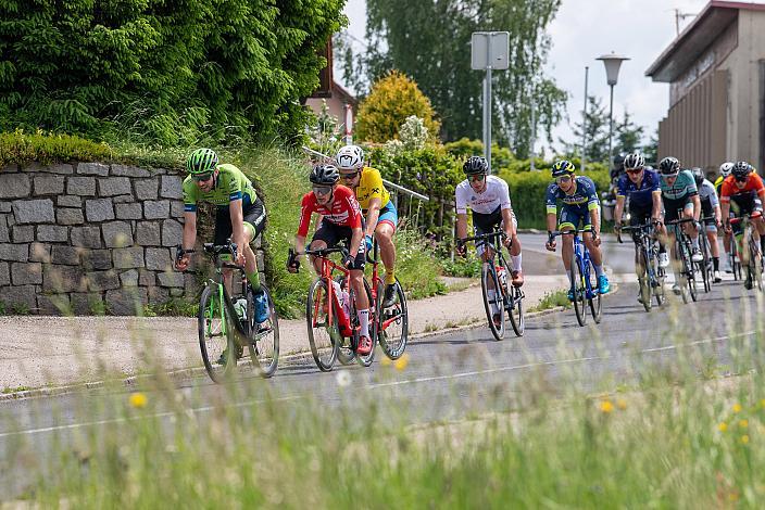 Das Feld mit Jonas Rapp (GER, Hrinkow Advarics Cycleang) , Martin Messner (AUT, WSA KTM Graz) , Daniel Turek (CZE, Team Felbermayr Simplon Wels)  2. Etappe Eferding - Oberneukirchen, Int. Raiffeisen Oberösterreich Rundfahrt UCI Kat. 2.2