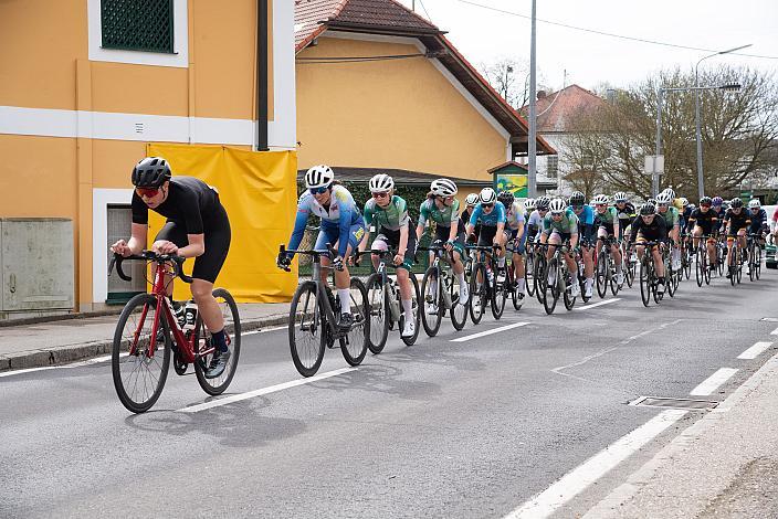 Anna Kofler (AUT, URC Veloblitz) an der Spitze des Peletons der Damen Elite, U23, Radliga, 62. Radsaison-Eröffnungsrennen Leonding, Oberösterreich