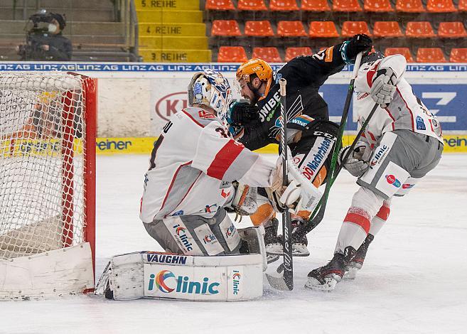 Will Pelletier (Steinbach Black Wings 1992) vor Tormann Jared Coreau (iClinic Bratislava Capitals) Steinbach Black Wings 1992 vs iClinic Bratislava Capitals, Qualifikationsrunfe Eishockey, Bet at Home ICE Hockey League