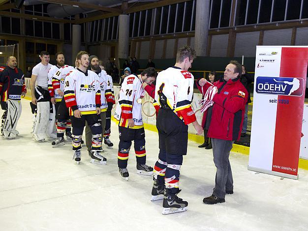 Verbandschef Christian Ladberg, ehrt das Siegerteam Wels, Fire on Ice, Wels vs. Innviertel Penguins