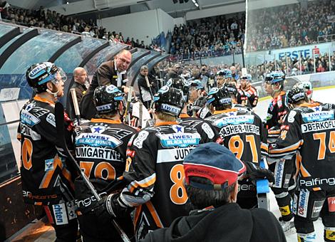Trainer Kim Collins Liwest Black Wings Linz nimmt ein Time-Out