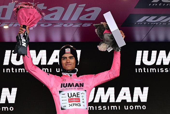 Im Rosa Trikot des Gesamtführenden des Giro d` Italia Isaac Del Toro (MEX, UAE Team Emirates - XRG) in Gorizia, 108. Giro d Italia, Stage 14, Treviso - Gorizia (195km)