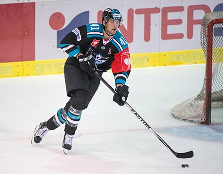 Mario Altmann (EHC Liwest Black Wings Linz, #44) EHC Liwest Black Wings Linz vs TPS Turku 