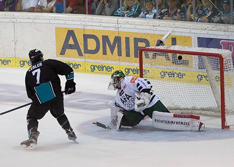 Brian Lebler (EHC Liwest Black Wings Linz) scort gegen Tormann Ben Meisner (Augsburger Panther)  EHC Liwest Black Wings Linz  vs Augsburger Panther