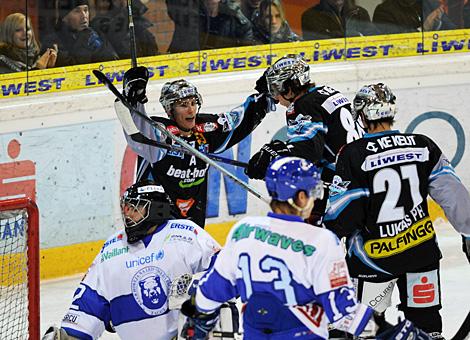 Daniel Oberkofler jubelt, Liwest Black Wings Linz vs. KHL Medvescak Zagreb