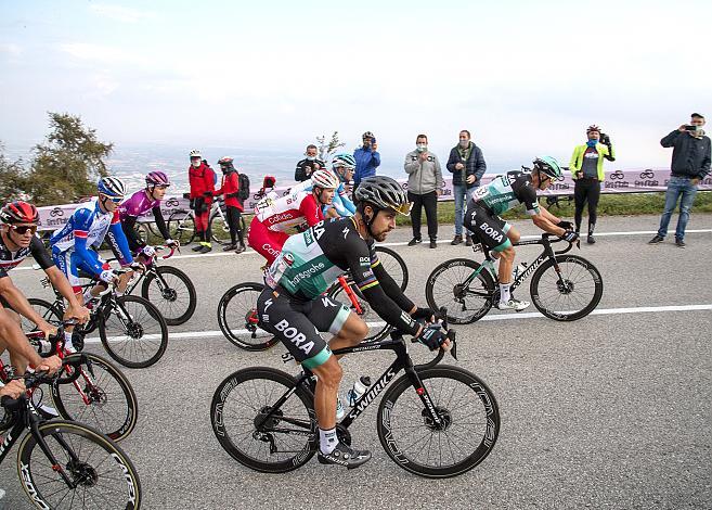 Das Gruppetto im Anstieg nach Piancavallo Stage 15 mit Peter Sagan (SVK, Bora - Hansgrohe),  Base Aerea Rivolto  ›  Piancavallo   (185k) 15. Etappe, 103. Giro d Italia
