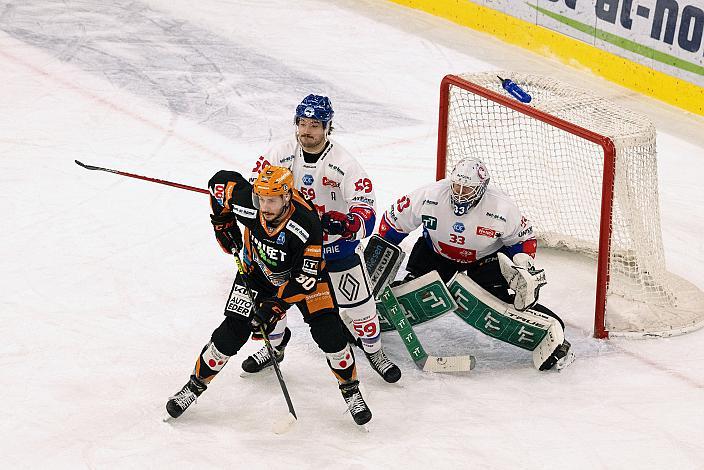 Julian Pusnik (Steinbach Black Wings Linz), Joel Messner (HC Tiwag Innsbruck - Die Haie)   Tormann Thomas McCollum (HC Tiwag Innsbruck - Die Haie)  Steinbach Black Wings Linz vs HC Tiwag Innsbruck - Die Haie, bet-at-home ICE Hockey League