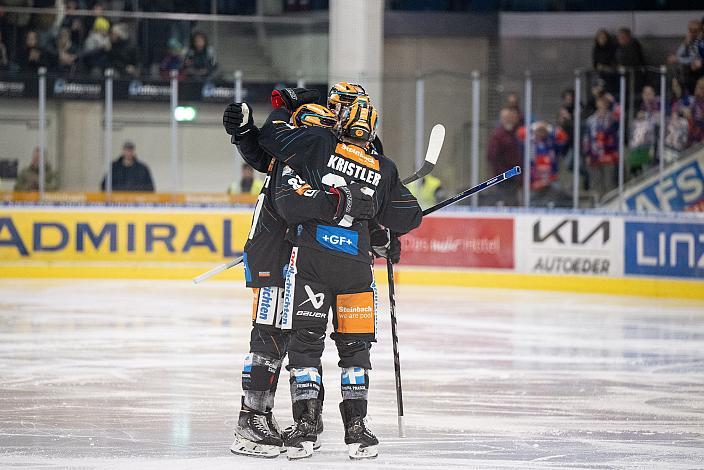 Linz feiert das Tor von Logan Roe (Steinbach Black Wings Linz),  Steinbach Black Wings Linz vs HC TIWAG Innsbruck - Die Haie. Runde 35, ICE Hockey League, Steinbach Black Wings Linz, Linz AG Eisarena 