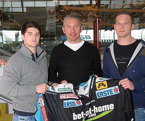 rechts: Kevin Macierzynski und Bernhard Fechtig neu im Kader der Linzer Black Wings, mit Manager Christian Perthaler