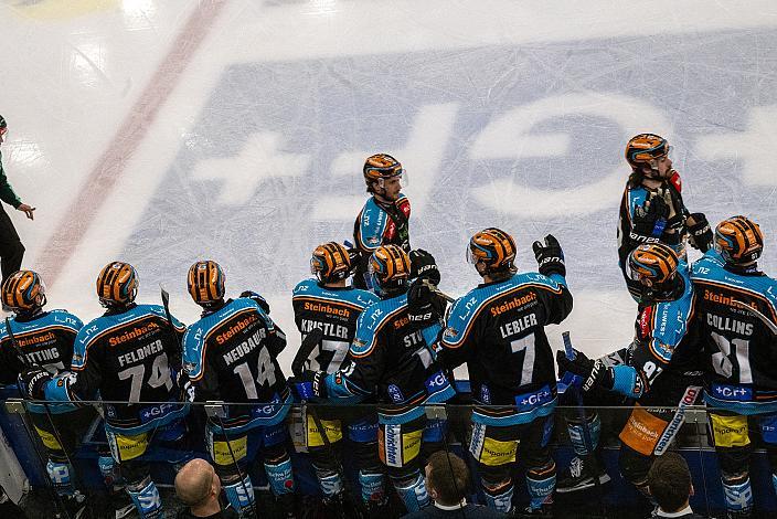 Die Steinbach Black Wings Linz feiern das Tor zum 1 zu 0 durch Logan Roe (Steinbach Black Wings Linz) Win2Day ICE Hockey League,  5. Viertelfinale, Steinbach Black Wings Linz vs Moser Medical Graz 99ers,  Linz AG Eisarena