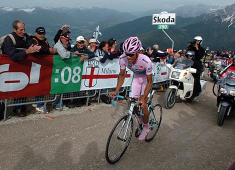 Alberto Contador, Spanien, Team Astana, Giro Leader, im Rosatrikot in der Schlusssteigung am Kronplatz, Suedtirol.