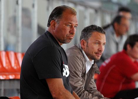 Trainer Kim Collins und Christian Perthaler beobachten die Spieler.