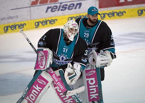 v.l. Tormann Florian Janny (EHC Liwest Black Wings Linz) und Tormann Michael Ouzas (EHC Liwest Black Wings Linz)  EHC Liwest Black Wings Linz  vs Augsburger Panther
