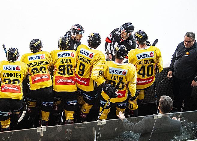 Im Bild:  Eishockey,  Head Coach Dave Cameron (Vienna Capitals) mit den Schiedsrichtern Schiedsrichter Trpimir Piragic und Markus Schutz,  EHC Liwest Black Wings Linz vs Spusu Vienna Capitals